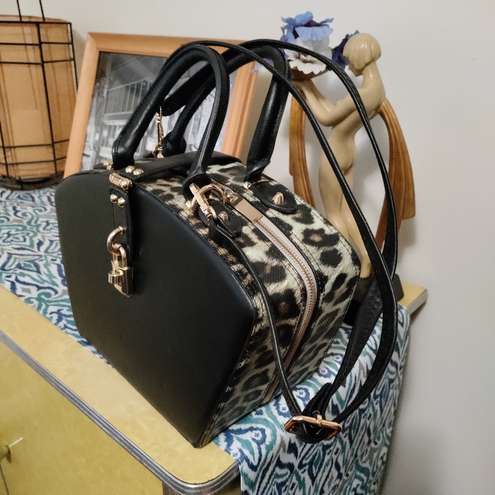 Classy Leopard Purse - Picture 3 of 3